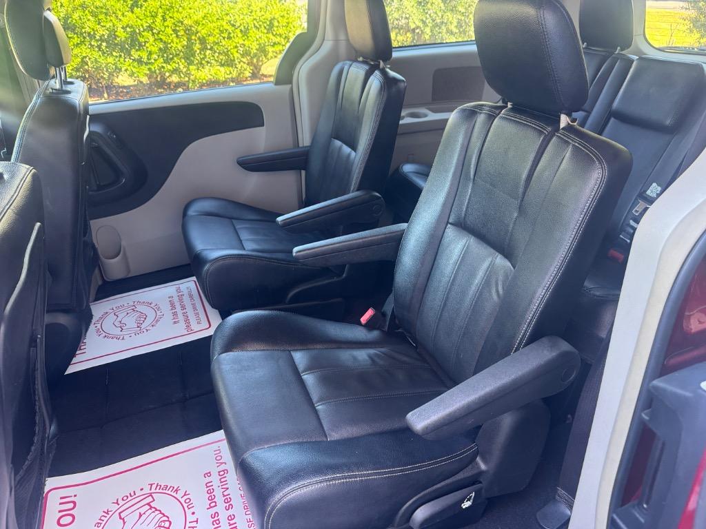 2015 Chrysler Town And Country - $3,995