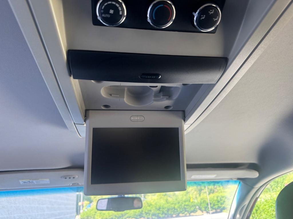 2015 Chrysler Town And Country - $3,995