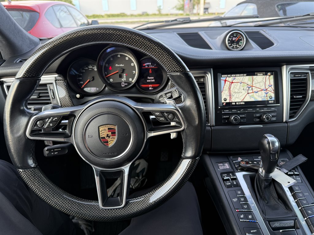 2016 Porsche Macan Turbo photo