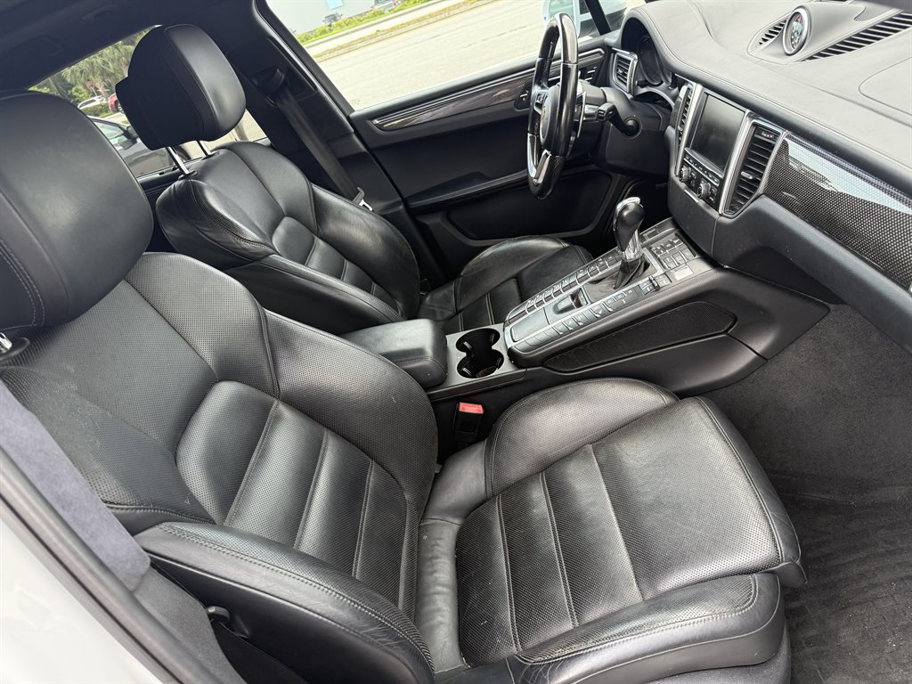 2016 Porsche Macan Turbo photo