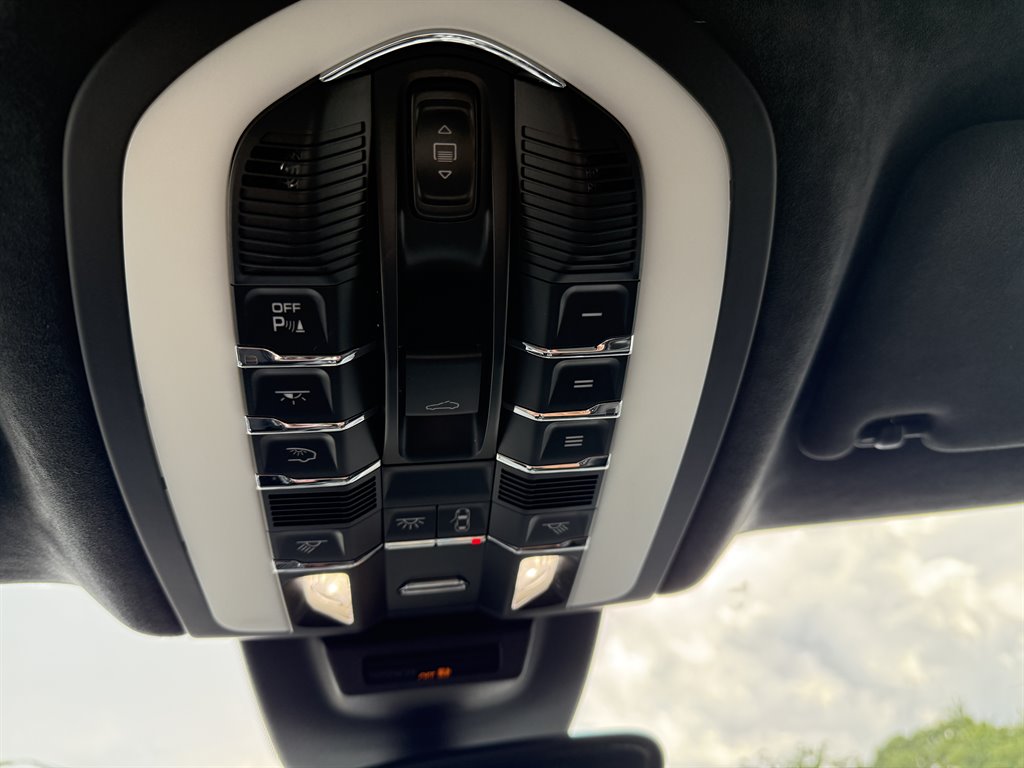 2016 Porsche Macan Turbo photo