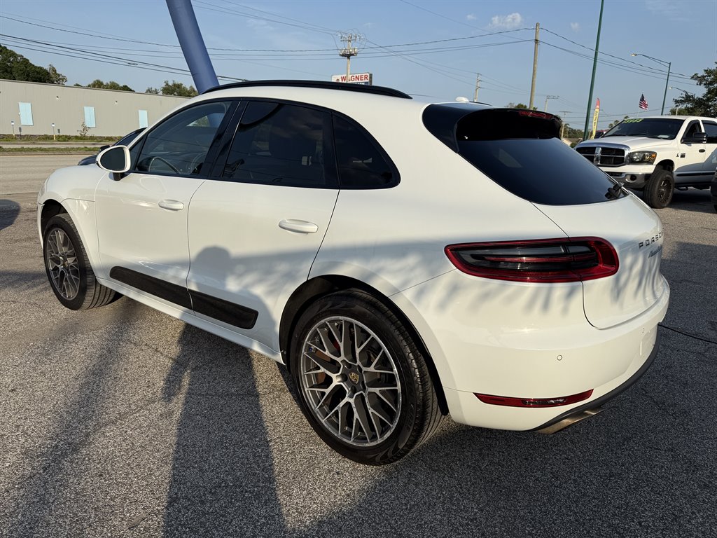 2016 Porsche Macan Turbo photo