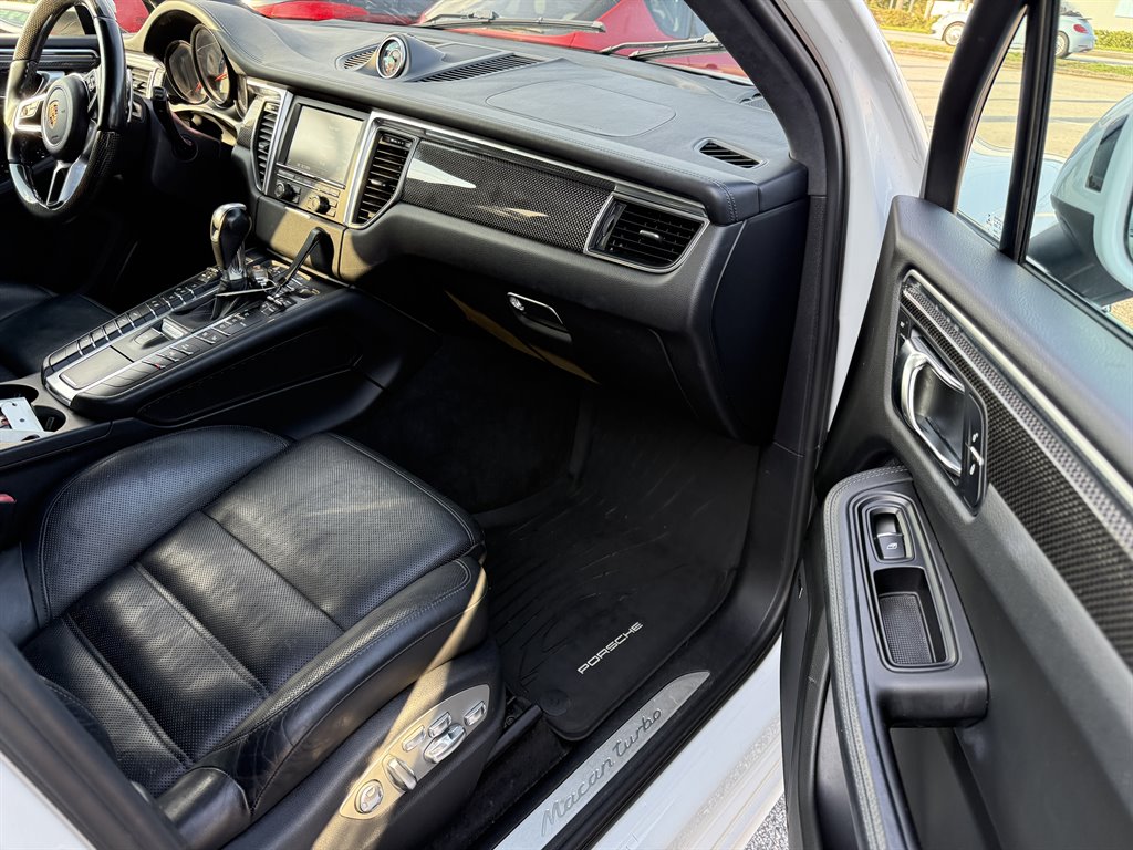2016 Porsche Macan Turbo photo