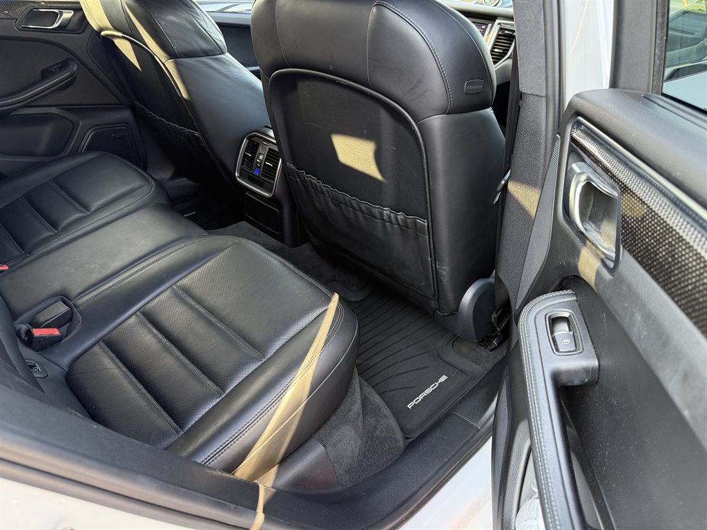 2016 Porsche Macan Turbo photo