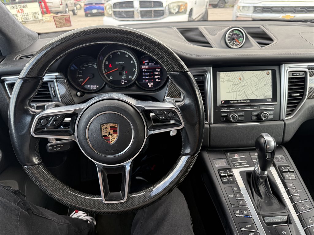 2016 Porsche Macan Turbo photo