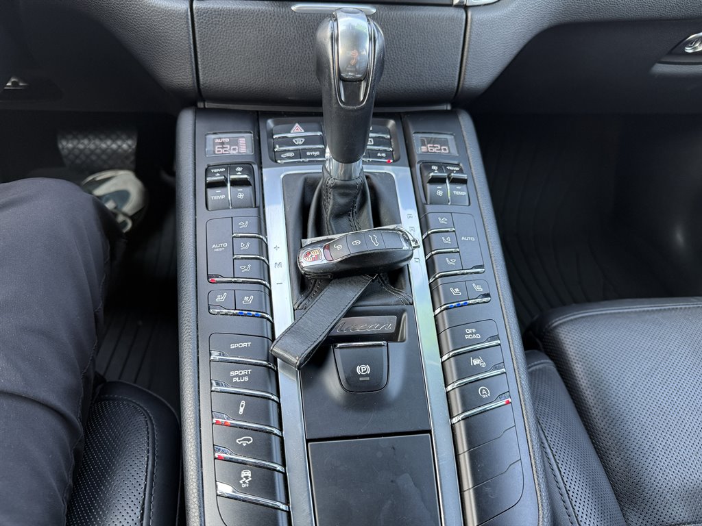 2016 Porsche Macan Turbo photo