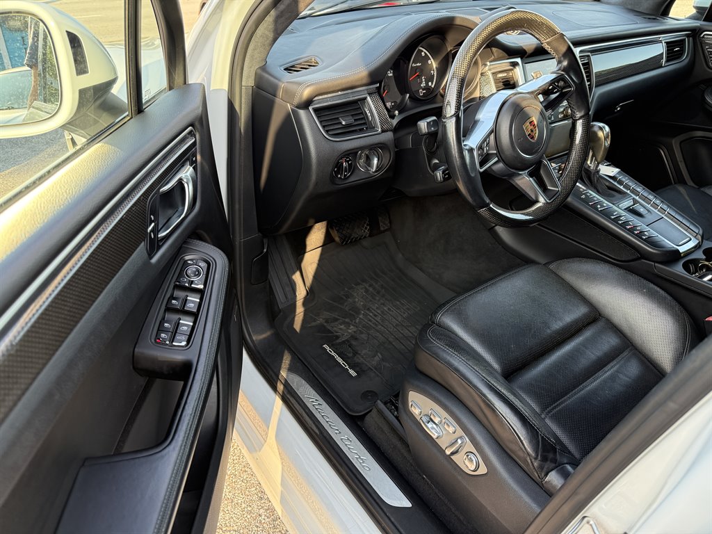 2016 Porsche Macan Turbo photo