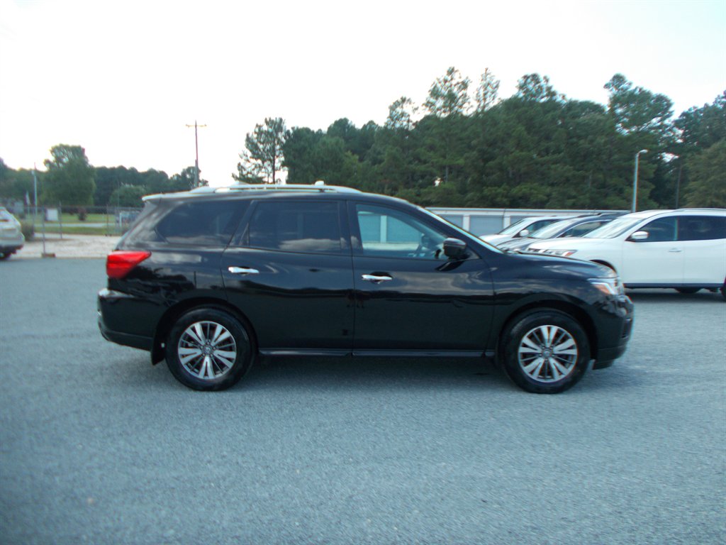 2020 Nissan Pathfinder - $13,000