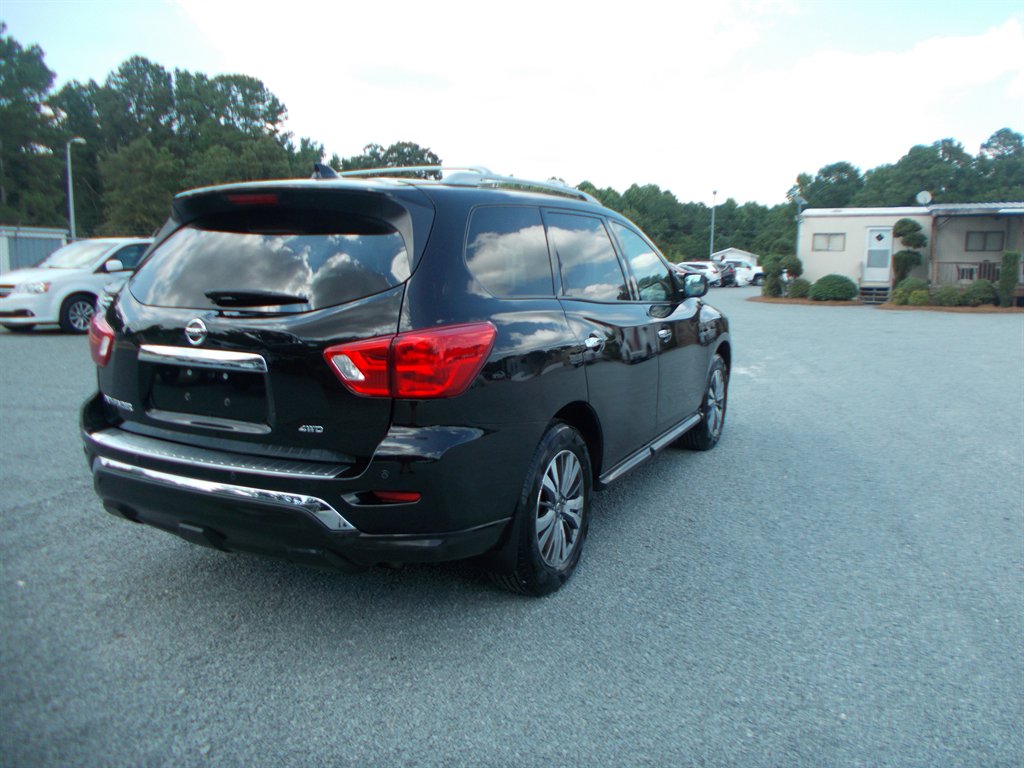 2020 Nissan Pathfinder - $13,000