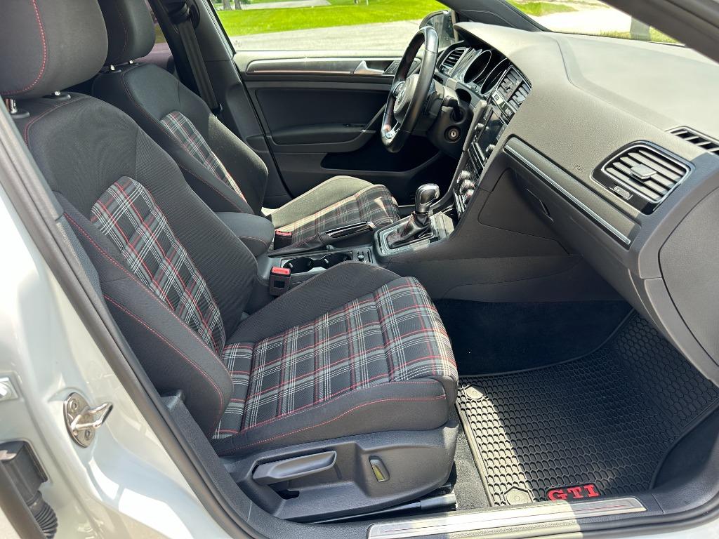 2021 Volkswagen Golf - $25,500