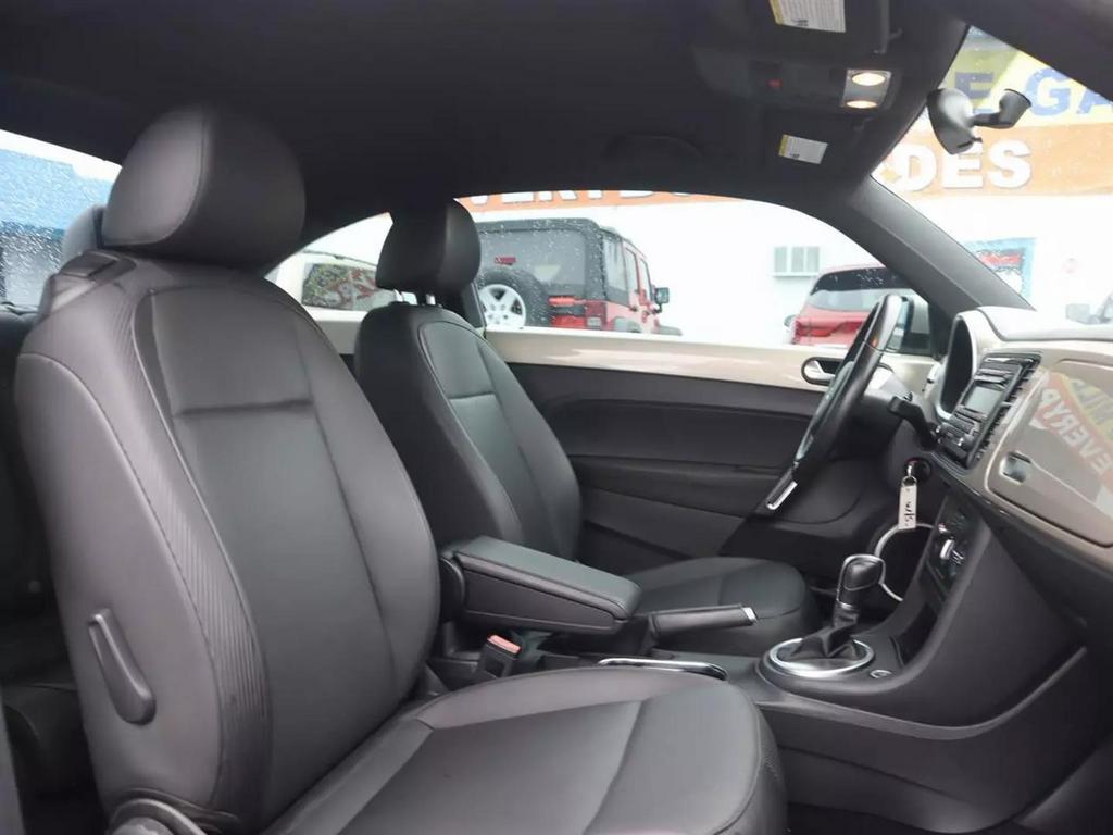 2015 Volkswagen Beetle 1.8T Hatchback 2D photo