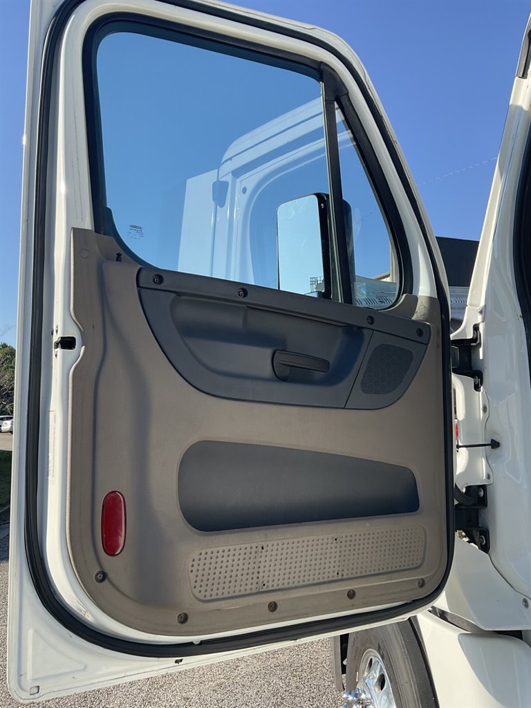 2017 Freightliner Cascadia - $68,900