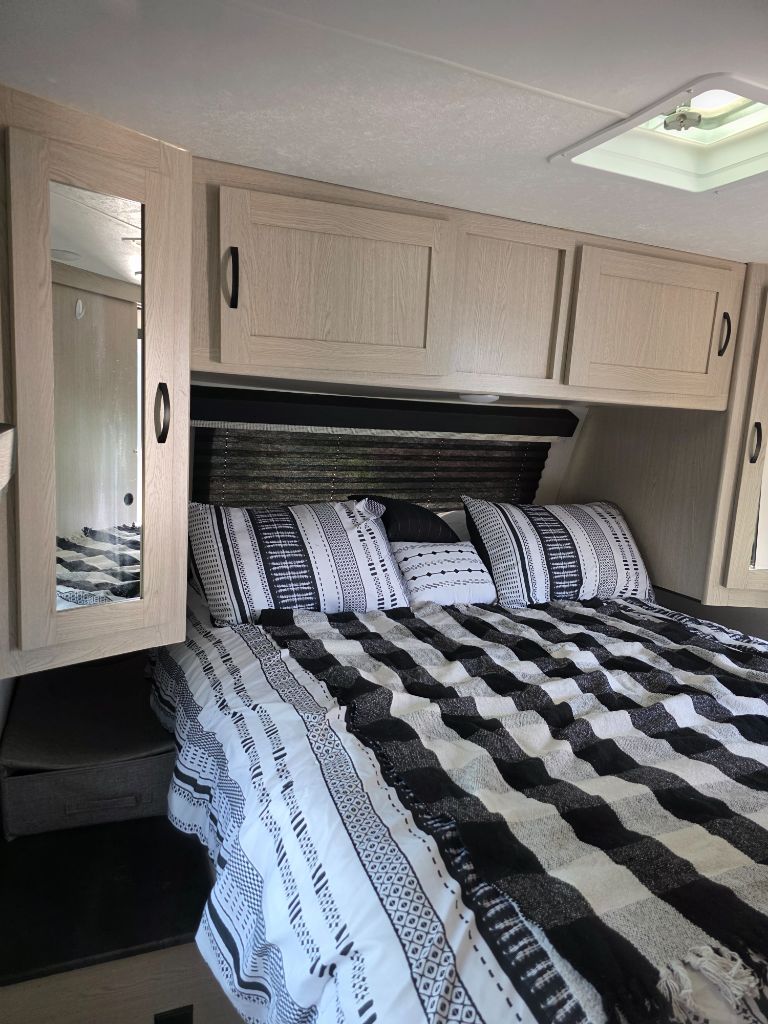 2023 Forest River Coachmen Apex - $28,900