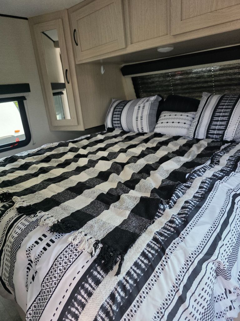 2023 Forest River Coachmen Apex - $28,900