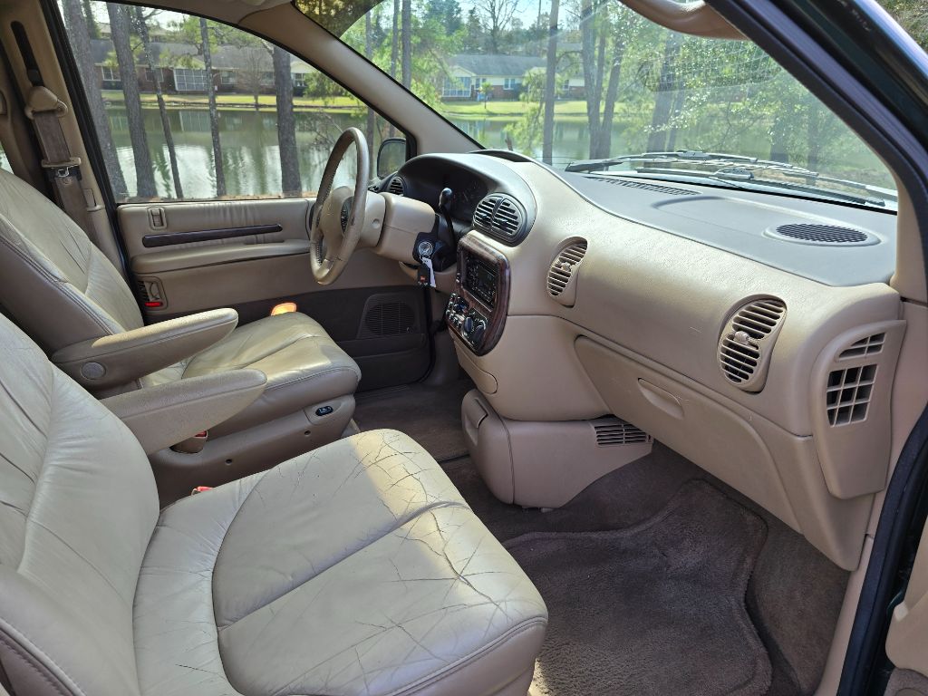 1998 Chrysler Town & Country LXi photo