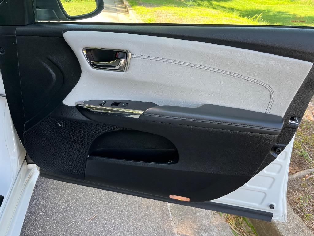 2017 Toyota Avalon Limited photo