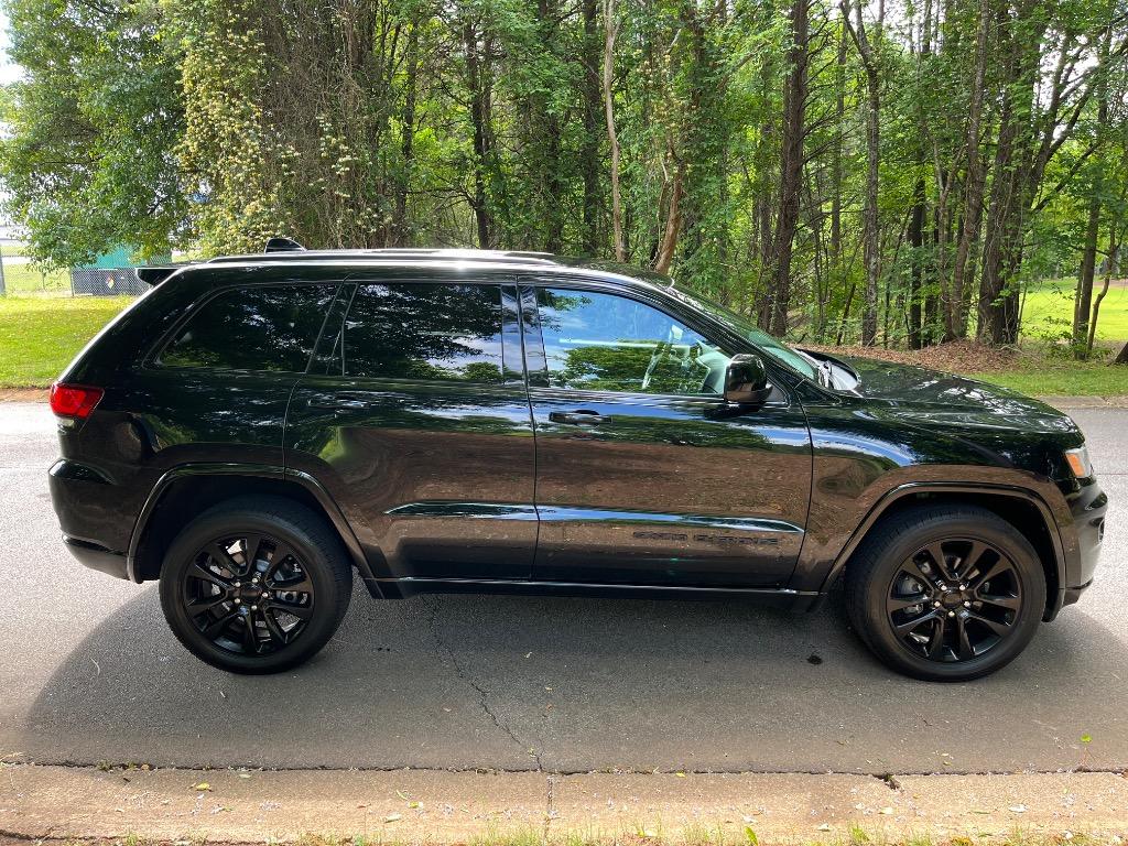 2017 Jeep Grand Cherokee Laredo Altitude photo