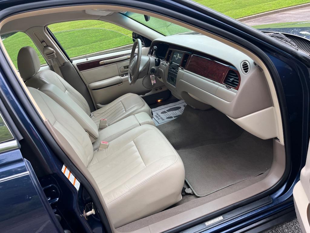 2004 Lincoln Town Car - $7,950