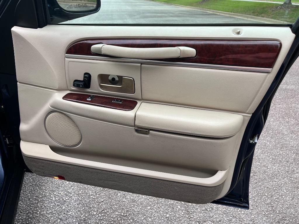 2004 Lincoln Town Car - $7,950