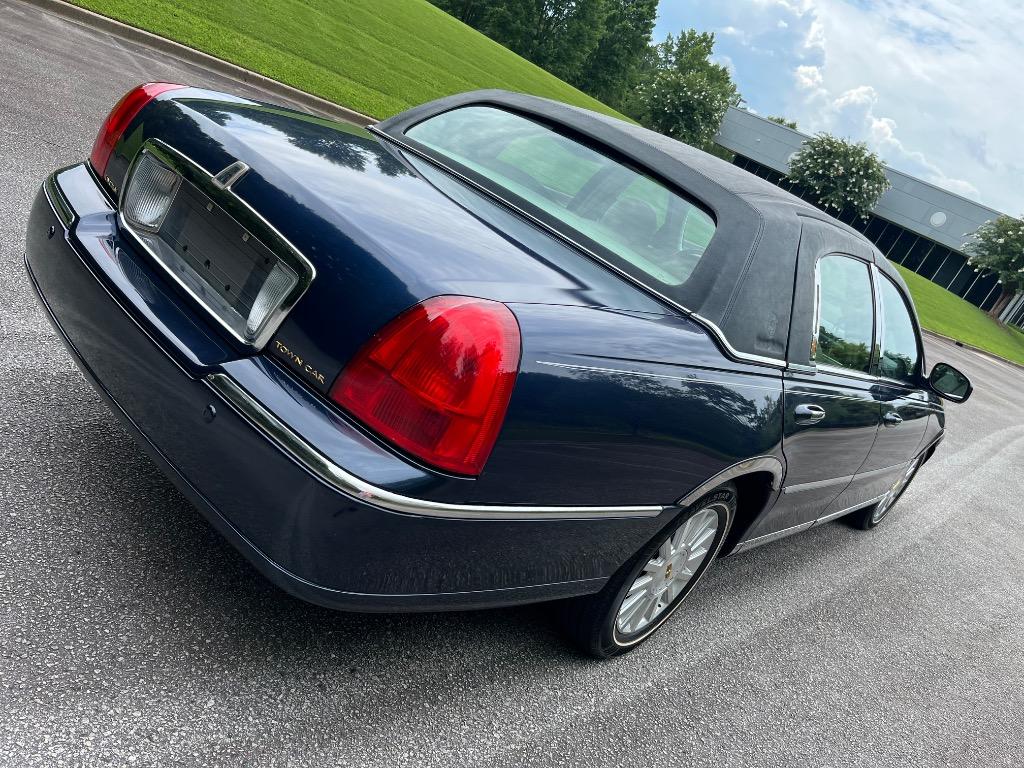 2004 Lincoln Town Car - $7,950