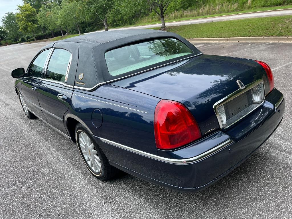 2004 Lincoln Town Car - $7,950
