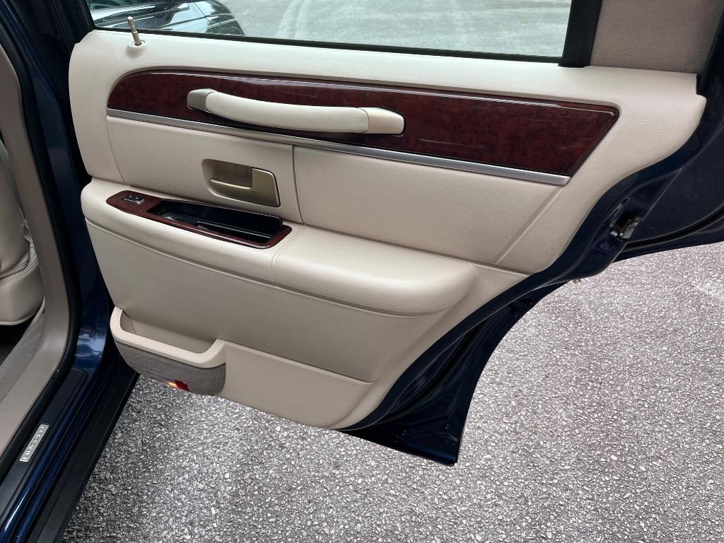 2004 Lincoln Town Car - $7,950