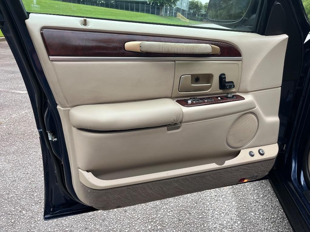 2004 Lincoln Town Car - $7,950