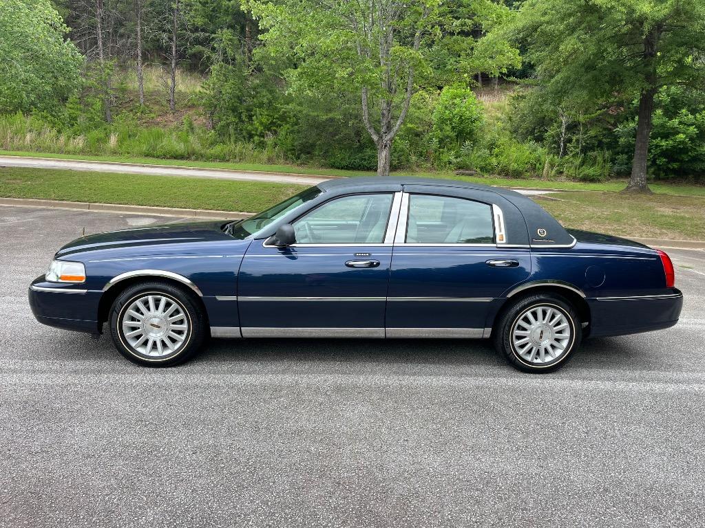 2004 Lincoln Town Car - $7,950