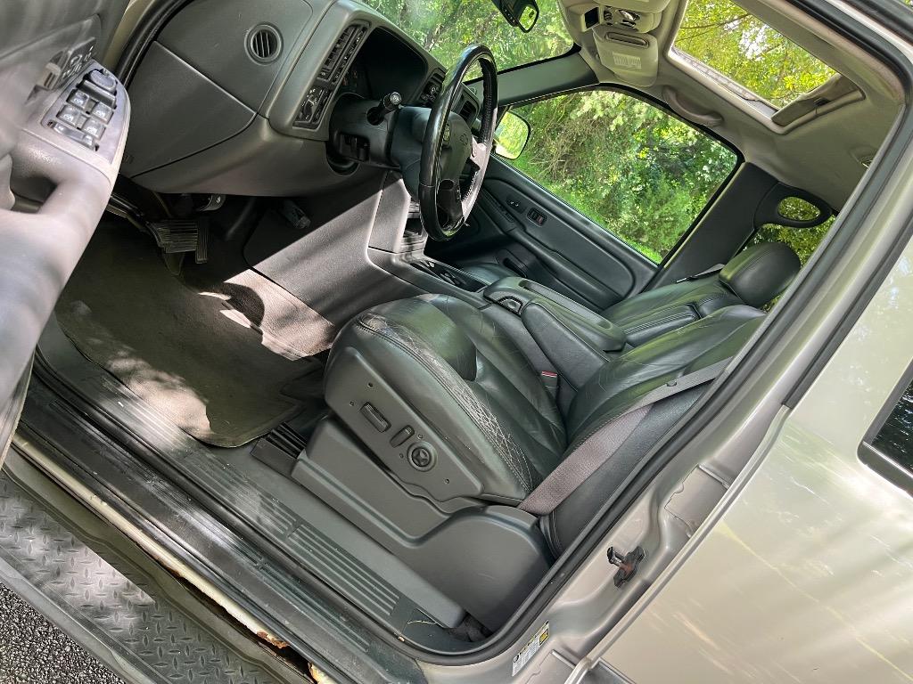 2004 Chevrolet Avalanche - $4,650