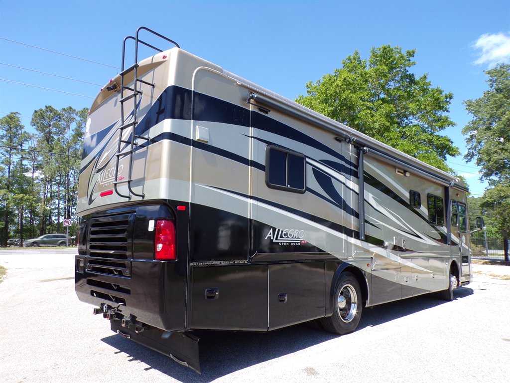 2012 Freightliner Xc Raised Rail Rear Engine Motor Home Chassis - $73,800