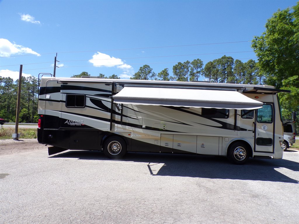 2012 Freightliner Xc Raised Rail Rear Engine Motor Home Chassis - $73,800