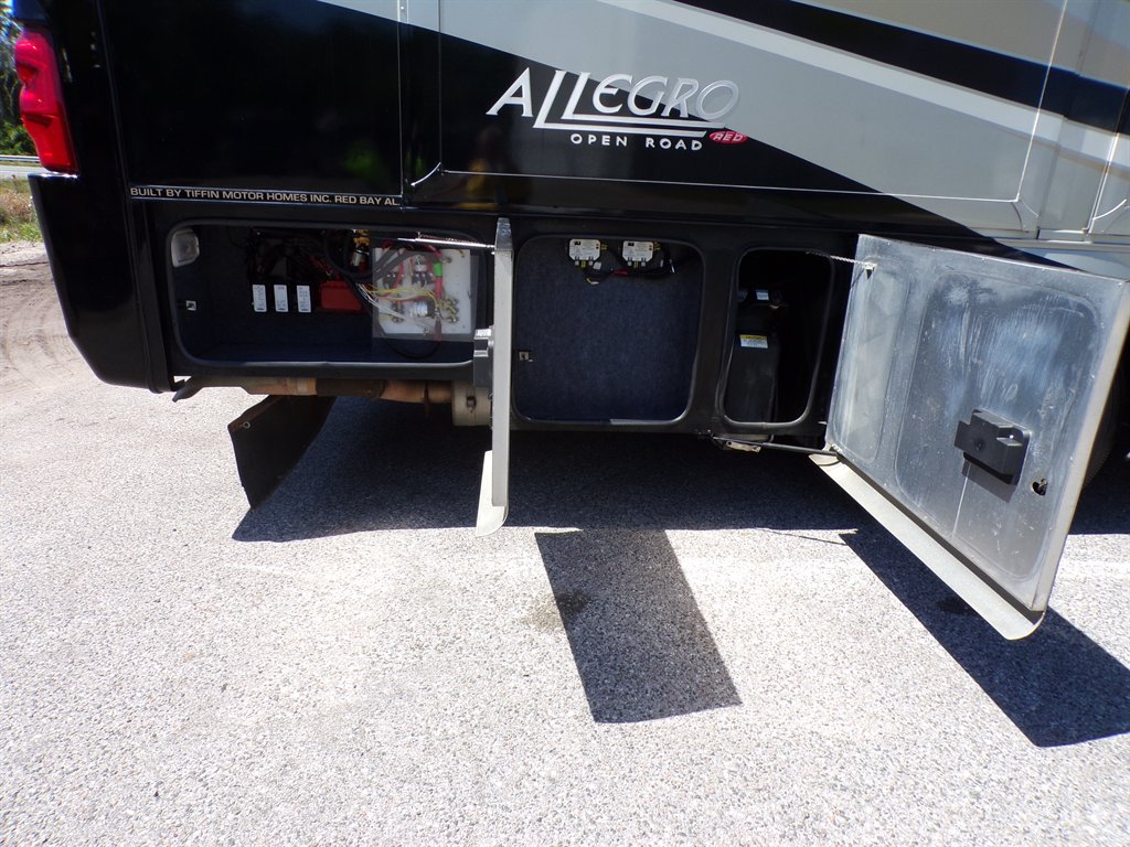 2012 Freightliner Xc Raised Rail Rear Engine Motor Home Chassis - $73,800