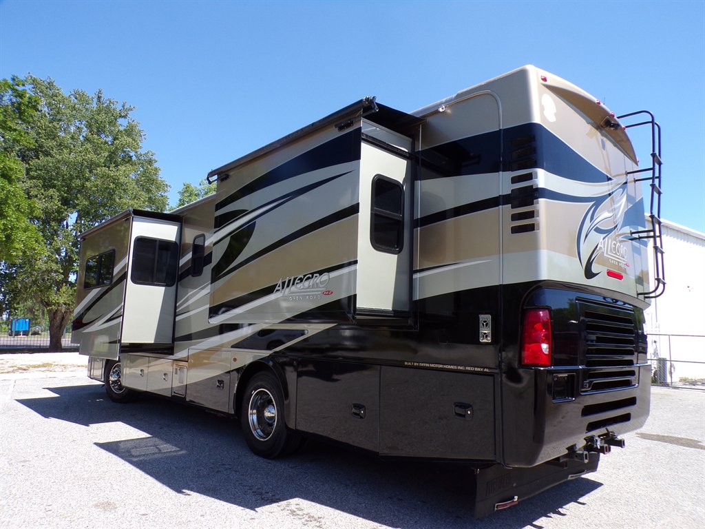 2012 Freightliner Xc Raised Rail Rear Engine Motor Home Chassis - $73,800