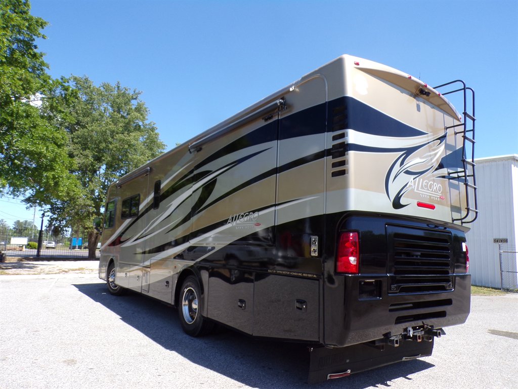 2012 Freightliner Xc Raised Rail Rear Engine Motor Home Chassis - $73,800