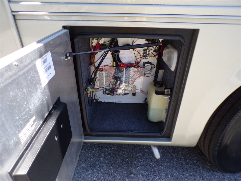 2012 Freightliner Xc Raised Rail Rear Engine Motor Home Chassis - $73,800