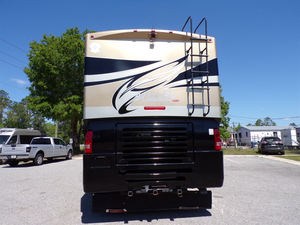2012 Freightliner Xc Raised Rail Rear Engine Motor Home Chassis - $73,800