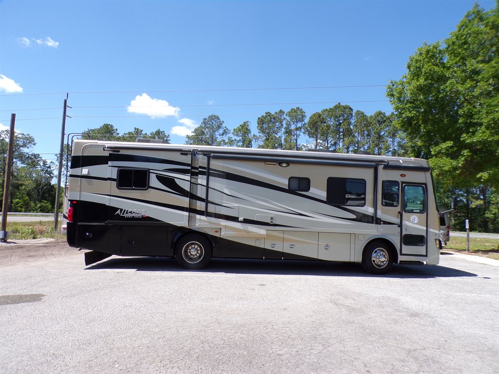 2012 Freightliner Xc Raised Rail Rear Engine Motor Home Chassis - $73,800