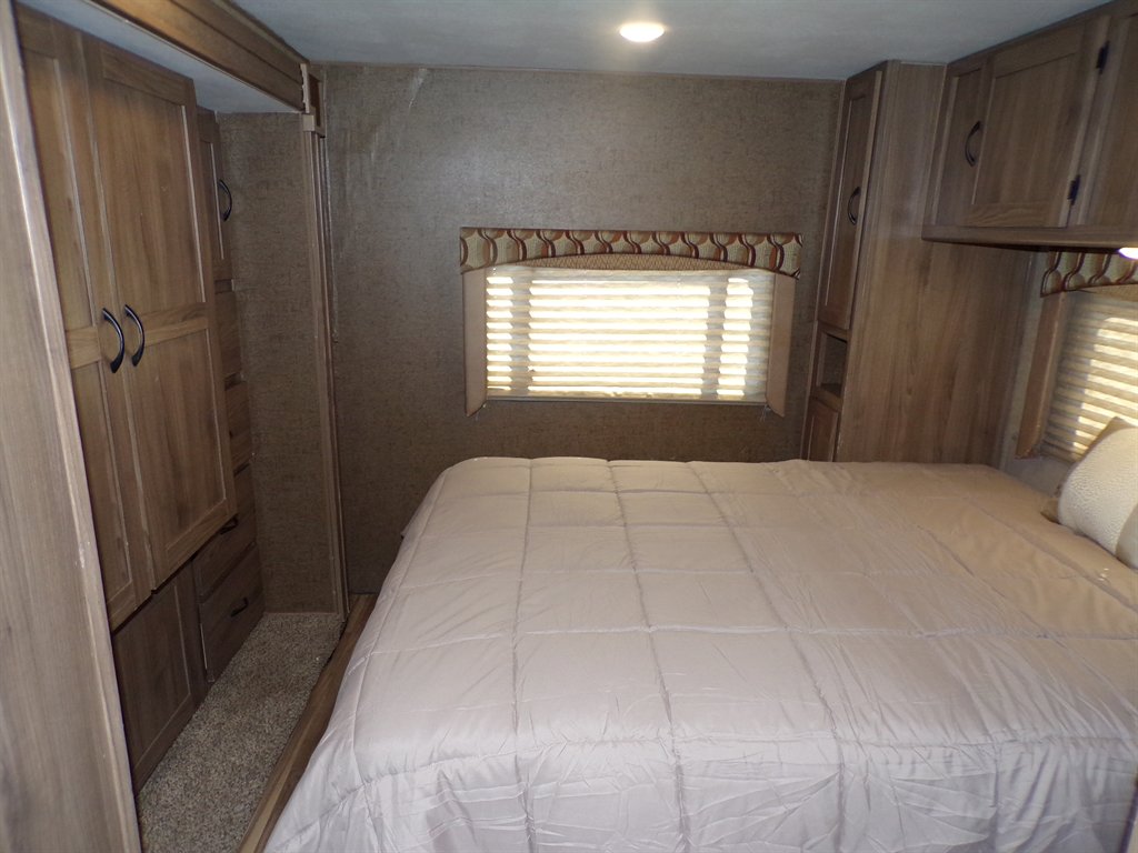 2017 Ford E-450 - $22,600