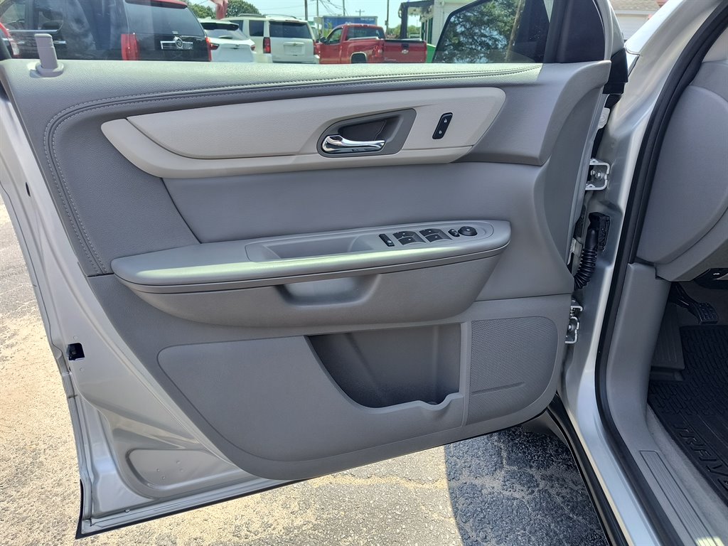 2015 Chevrolet Traverse LS photo