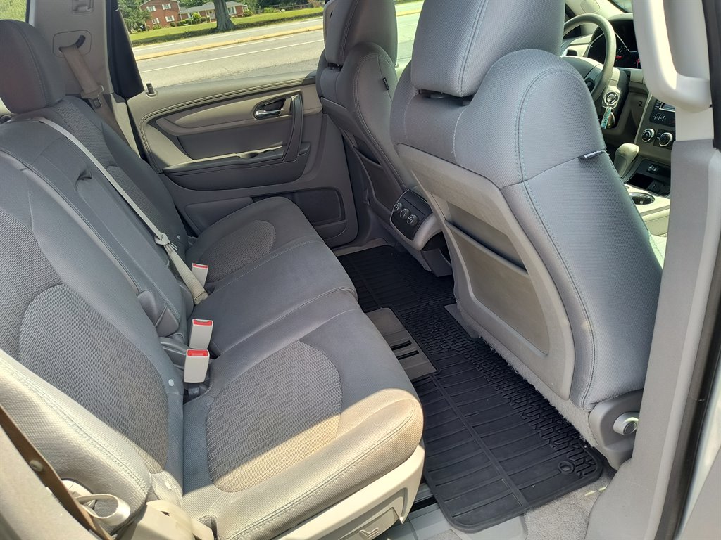 2015 Chevrolet Traverse LS photo