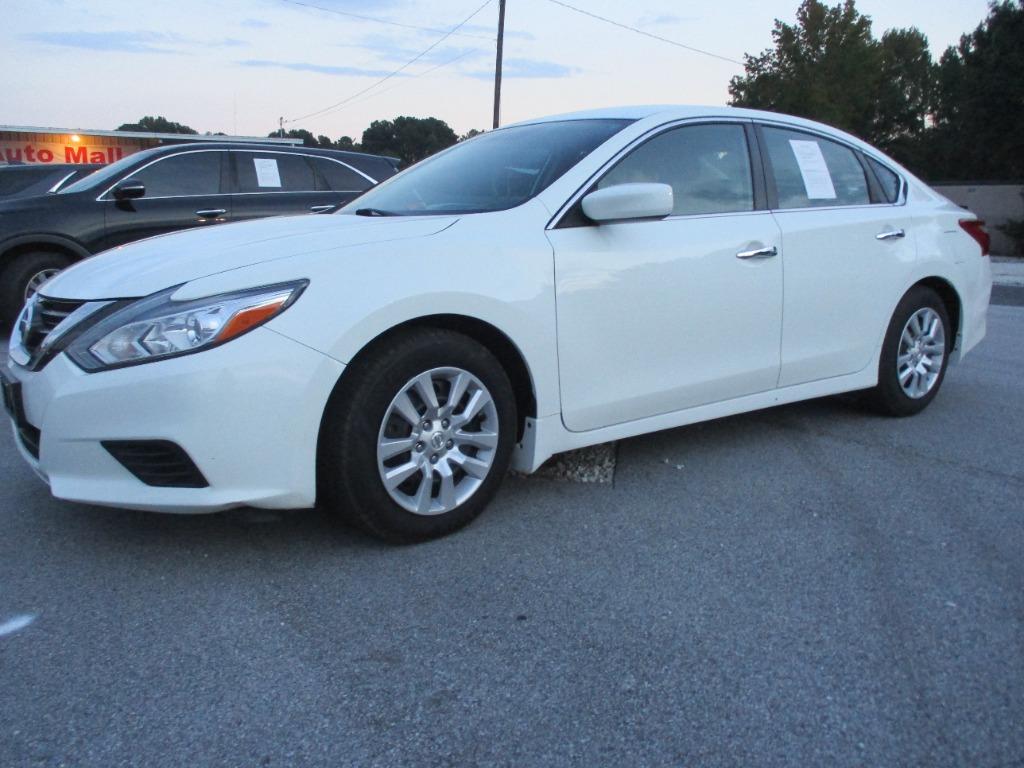 2017 Nissan Altima - $14,995