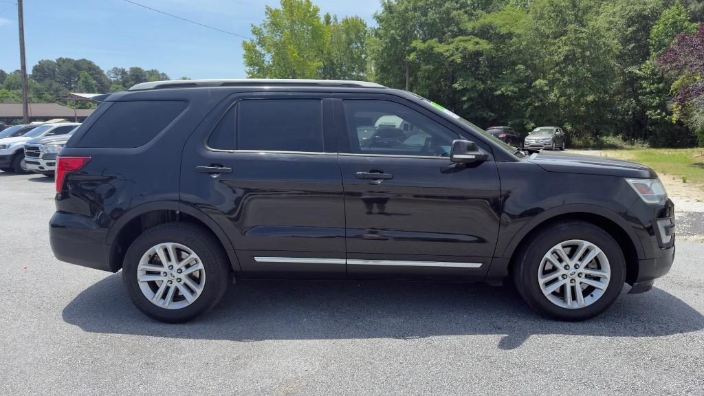 2017 Ford Explorer - $9,995
