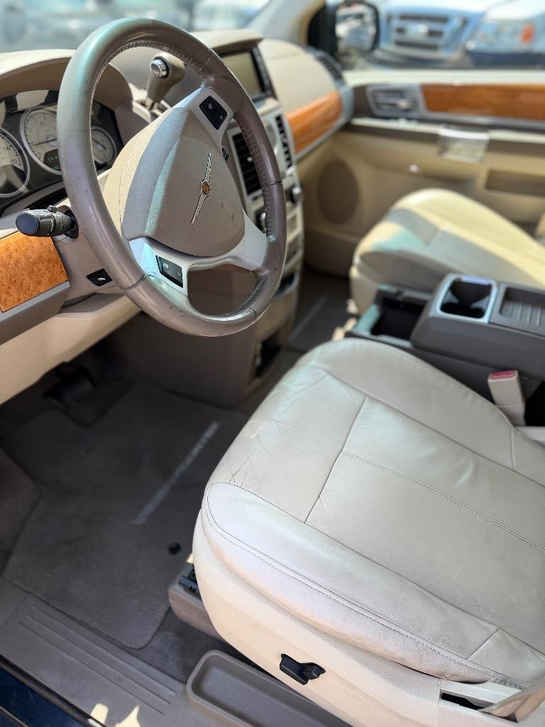 2008 Chrysler Town And Country - $6,425
