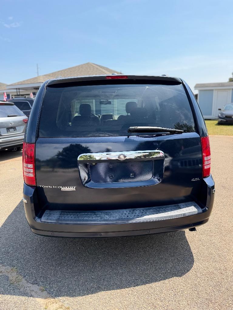 2008 Chrysler Town And Country - $6,425