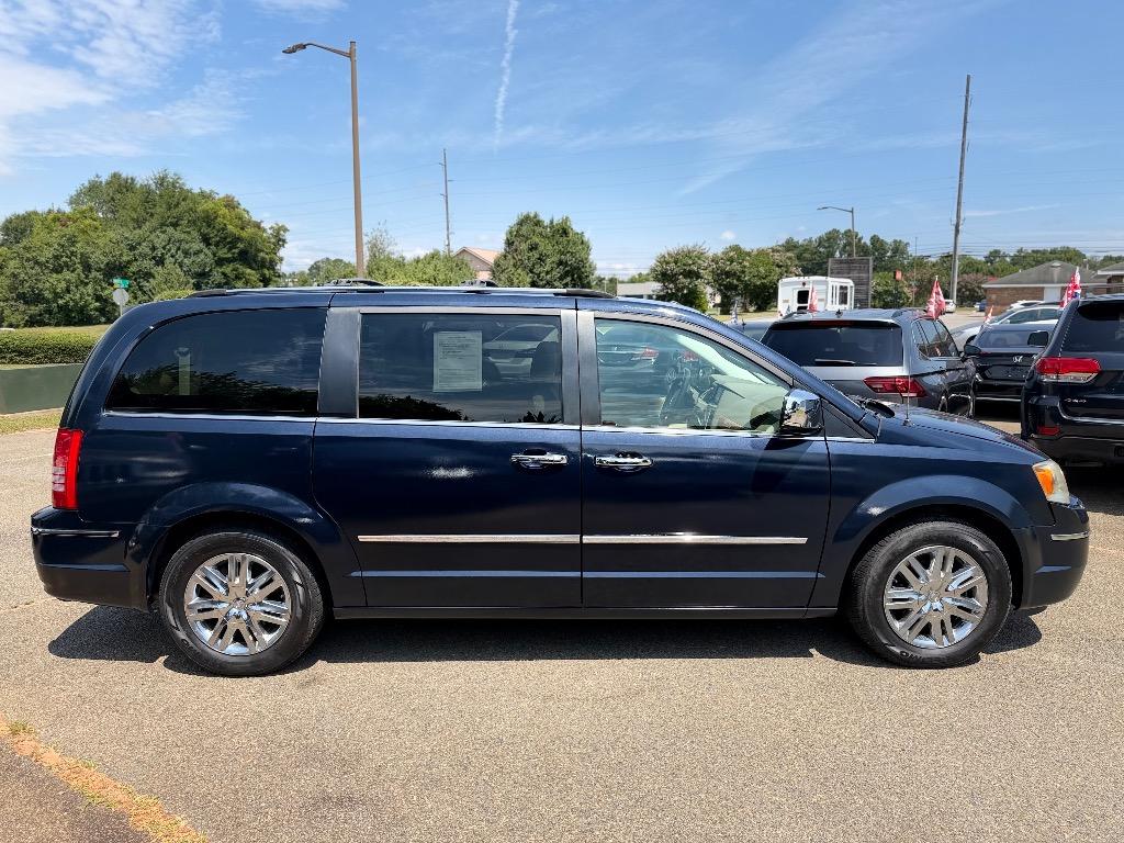 2008 Chrysler Town And Country - $6,425