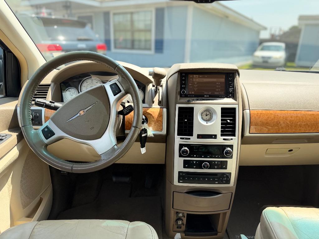2008 Chrysler Town And Country - $6,425