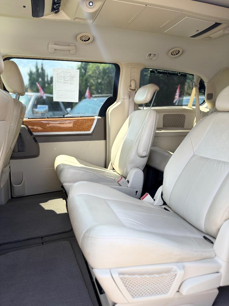 2008 Chrysler Town And Country - $6,425