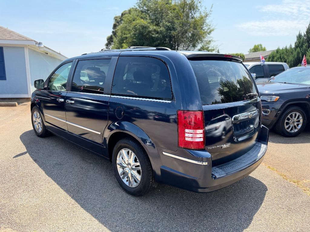 2008 Chrysler Town And Country - $6,425