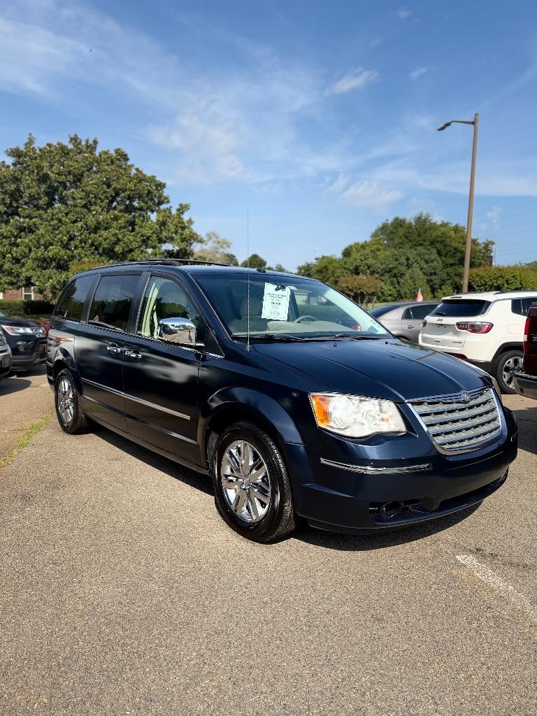2008 Chrysler Town And Country - $6,425