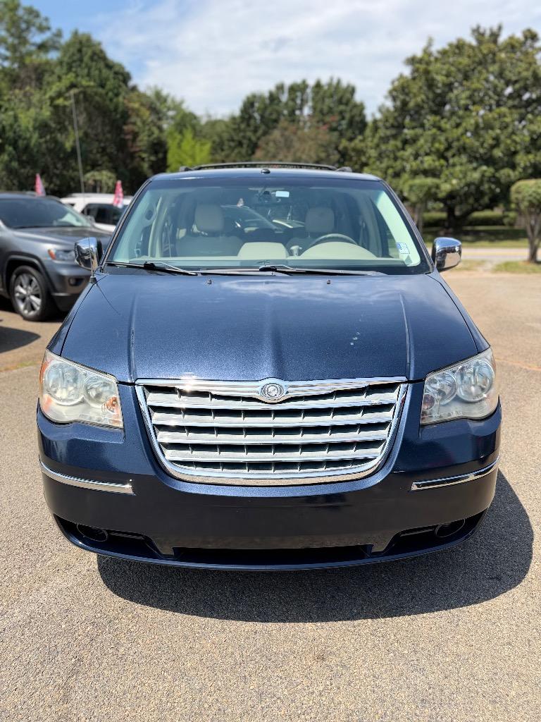 2008 Chrysler Town And Country - $6,425